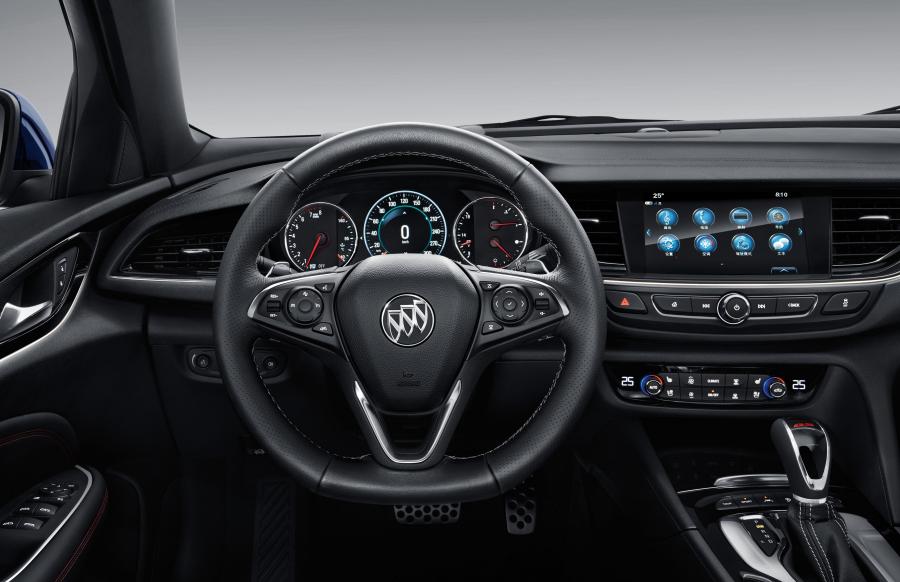 Панель приборов Buick Regal GS 2017 года  (CN) (фото 3 из 9)